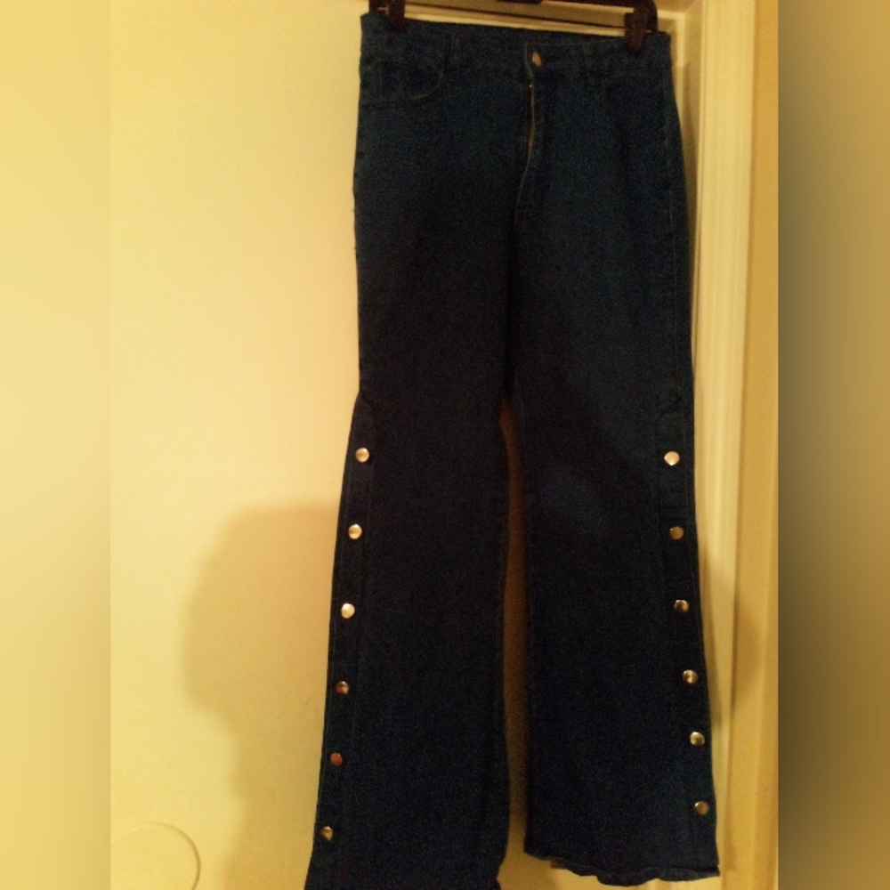 Wide legged button jean